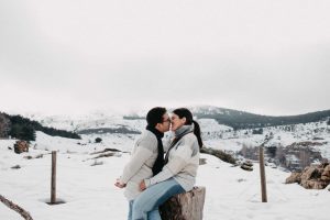 Sesión de pareja en la nieve