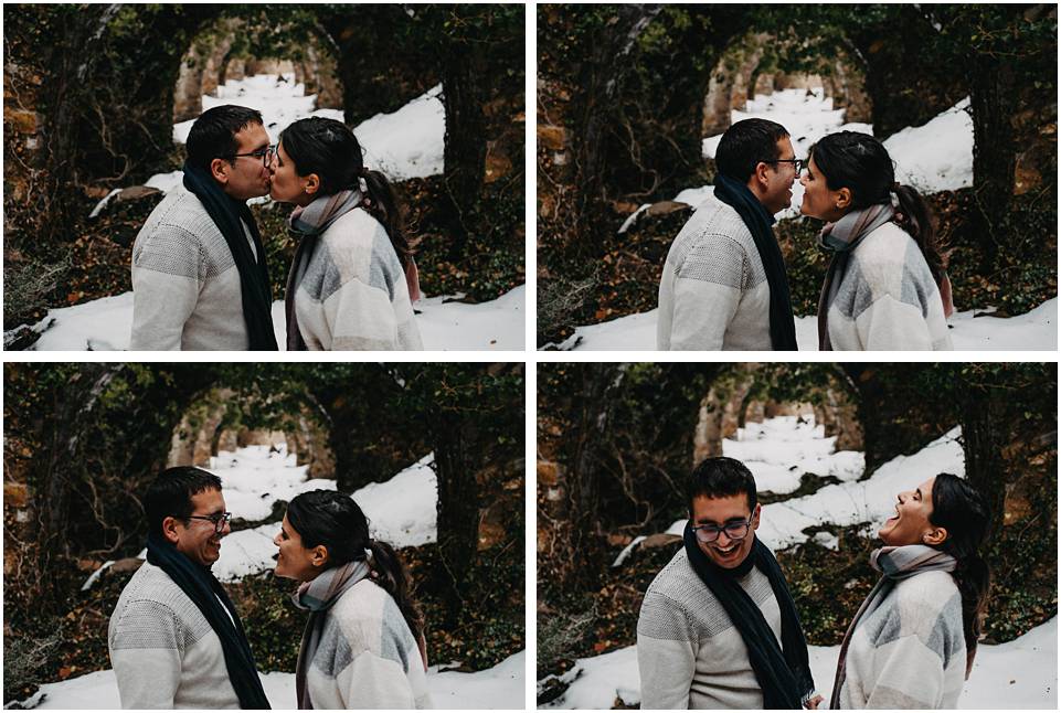 una pareja se hace fotos en la nieve